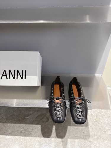 ganni 小众潮牌25Ss春夏新款系带芭蕾舞鞋 对Gann的德比鞋一见钟情 念念不忘必有回响 出了经典黑白色又出了这个红色 鞋底比较薄 后脚那里做了褶皱弹力处