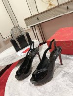 波浪后空水台-单鞋 Hot Chick Sling Alta是一款全新的Maison Christian Louboutin设计 采用大胆的剪裁 配以V形切口的