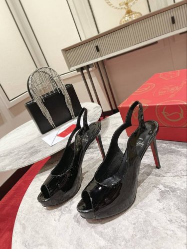 波浪后空水台-单鞋 Hot Chick Sling Alta是一款全新的Maison Christian Louboutin设计 采用大胆的剪裁 配以V形切口的
