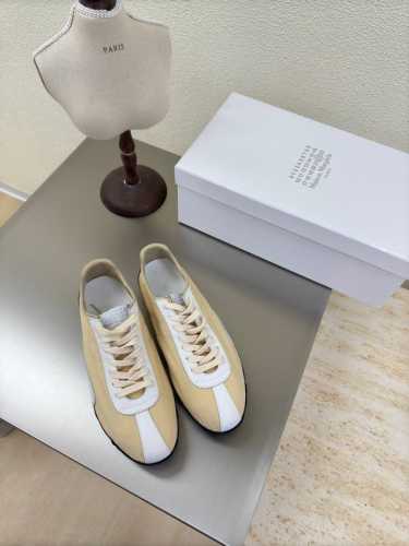 情侣款 新德讯 Mm6 Maison Margiela 男10 高丝光牛反绒皮原版布料水染牛皮 大热时尚风格 白配淡黄 Mm6 Maison Margiela的