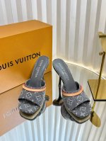 顶级版本Lv 驴家 25Ss 丹宁牛仔太好看了 很少做Lv家的单品 但是这双小猫跟我真的是没法拒绝啊 原版购入 用心开发 鞋跟都是开模定制 老花单宁色搭配的棕色