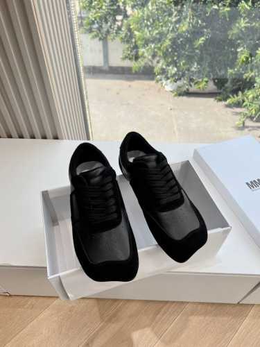 出厂 顶级版本 MaisonMargiela MM6德训休闲鞋鬼才设计师品牌，一个轻奢品牌上脚很百搭哦，也很随脚舒适，这一款德国训练鞋延续了经典的T形真皮拼接设