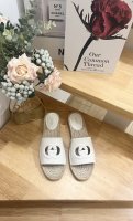 p女款 男款 古奇 Gucci 2025春夏，拖鞋草编鞋。 从品牌标志的20世纪70年代典藏设计中撷取灵感，互扣式双G在这款黑色皮革拖鞋上焕新演绎为大号镂空细节