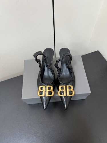 Balenciaga巴黎世家 25春夏爆裂纹漆皮尖头Bb五金扣饰气质高跟鞋后空松紧单鞋凉鞋 原版购入开发！经典巴黎家独有的时尚魅力，上脚超有范！！秋冬搭配也是Y