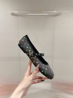 Louis Vuitton 路易威登春夏玛丽珍时装平底鞋 春夏秀场出镜率最高的一款单品 超多名模上脚 简约大方非常百搭 鞋面采用原版牛皮； 全皮包裸纯手工缝纫鞋