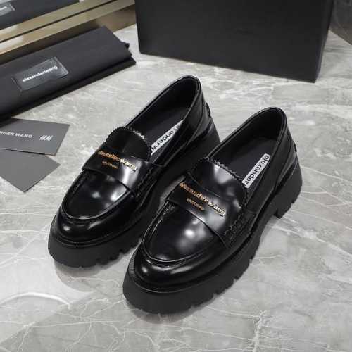 Alexander Wang 压力山大王新款厚底增高四季鞋. 长腿神器的腿精必备. 鞋面原版定制开模镀金logo字母搭配进口开皮珠小牛皮超有质感. 超级吸人眼球