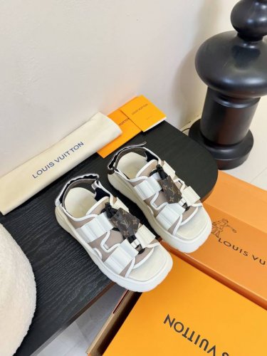 驴家新品 New Arrival Lv春夏厚底漆皮水台凉鞋.单宁色搭配的牛漆皮皮质 也太出彩了 性感舒适 拉满了夏日美鞋能给的满分情绪价值.凉鞋的造型也很乖巧好