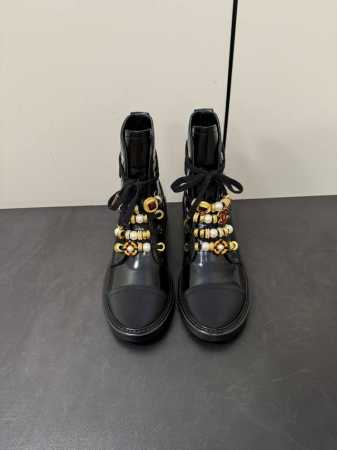 Chanel｜小香24P新品马丁靴 自带氛围感又显高级 堪称史上最美的马丁靴了 鞋带装饰双C珍珠宝石重金属扣 日常随心搭配裙子 裤子都无敌美！ 精致优雅女性必备 - 点击图像关闭