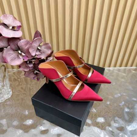2025经典再现 #Malone Souliers#中跟半拖 经典爆款依然风韵犹存 通过带子的撞面色 设计 非常耐看极具风格 喜欢过通混搭不同触感和地质的材料达 - 点击图像关闭