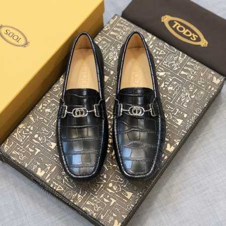 Tods 男士豆豆鞋 专柜同步新款 高端品质 鳄鱼纹杏色牛里.原版包装。黑色，尺码38-45。 正常皮鞋码，按平时皮鞋码拍，运动鞋穿40就拍39 。。。。。 - 点击图像关闭