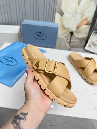 prada新款沙滩女鞋｜美的一塌糊涂！Anita随后会陆续不断的更新Ss25最新走秀预售款，新颖的Logo作为灵魂伴侣。 趣味十足～秉承着引领潮流的风向标，你一 - 点击图像关闭