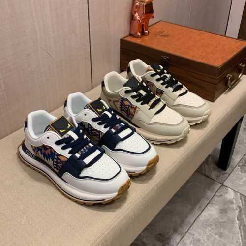 新款: 厂价: 芬迪FENDI* 最新爆款休闲鞋，顶端品牌奢侈～代购，顶级～质量。鞋面選用进口透气材质搭配材质透气运动垫脚 精细做工。原版个性时尚柔软橡膠耐磨防