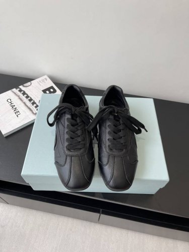 prada 普拉达 25Ss春夏新款 德训鞋 休闲鞋 精工制造 缝线均匀 皮质质感一览无余 多色拼接 时尚大方 柔软舒适透气 外侧饰有prada字母徽标 搭配织