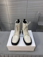 The row 秋冬新款方头系带短靴马丁靴 顶级版本！简约干练 低调时髦 没有鲜艳的色彩和繁杂的设计 时尚百搭 高级感十足 面料：开边珠牛皮 内里：羊皮 大底：