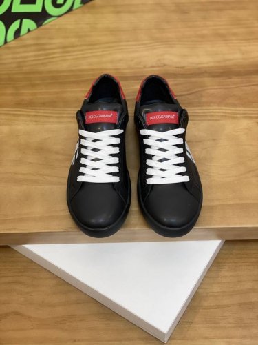 售 价: 商品商标：Dg 杜嘉班纳 低帮休闲鞋 正码码数: 35-44 可订做45.46 情侣款 商品材料：鞋面进口牛皮，5D彩印工艺，羊皮内里，原版大底。