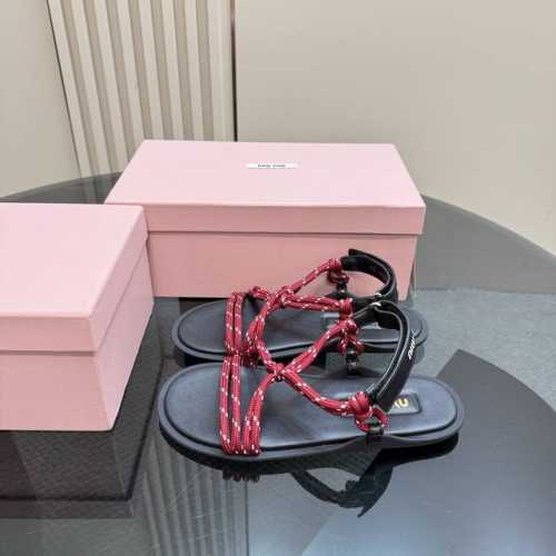 厂价p弹力绳 水钻300 Miu Miu 缪缪24S春夏新品 发布会巴黎时装周夹脚凉鞋 简直是夏天穿搭的时髦巅峰 鞋面采用进口牛皮 弹力绳 水钻 内里踮脚采用进
