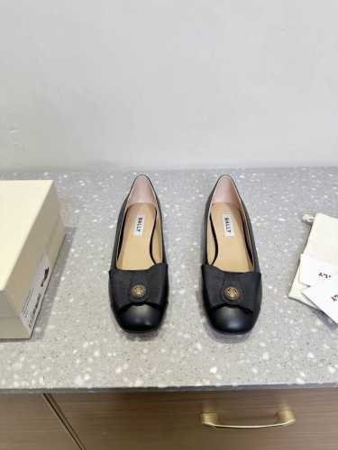 bally 芭利 25Ss春夏新款 织带蝴蝶结 扣饰 平底 芭蕾舞鞋 款式新颖别致，采用方形头型设计 配以最新Ball*字母扣搭设计突出品牌标识 鞋面采用混子混