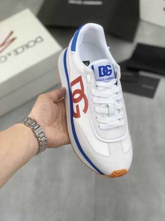 工厂价 实价 Dg-杜嘉班纳 最新爆款休闲鞋，鞋舌带有品牌标志性细节，进口牛皮面料，时尚百搭，可为各式造型增光添彩。塑造独具动感活力与摩登气息的精致设计，尽显现 - 点击图像关闭
