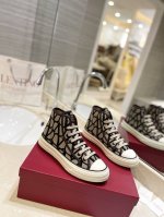 Valentino V家专柜最新款 V标志高帮情侣款运动鞋， 欢迎对比 舒适好穿楦型与专柜一致。Tpu组合大底 女：标准码35-40 41.42 定制 男：标准