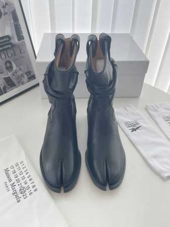 MaisonMargiela｜MM6 马吉拉复古分趾靴褶皱西部牛仔靴 刻着“时髦”两字的猪蹄分趾鞋 分趾开衩位置真的是考究工艺的细节点 花费了超多时间去保证鞋子 - 点击图像关闭