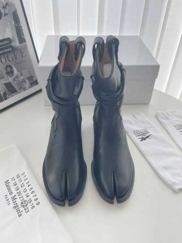MaisonMargiela｜MM6 马吉拉复古分趾靴褶皱西部牛仔靴 刻着“时髦”两字的猪蹄分趾鞋 分趾开衩位置真的是考究工艺的细节点 花费了超多时间去保证鞋子