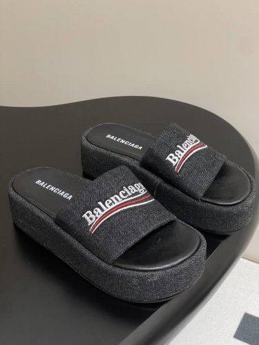 25S春夏新款Balenciaga巴黎世家字母刺绣厚底拖鞋 时尚圈内各大网红明星又在拼命种草的款式。火爆整个Ins！又是一个霸屏世界各地时尚圈的爆款面世了电绣徽