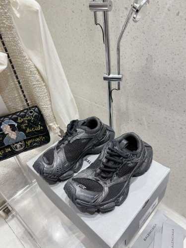 情侣款 Balenciaga巴黎世家最新订书机 老爹鞋 情侣款 休闲这双鞋特点可以用三个关键词概括：复古，阔型，老爹鞋 配送专柜精美包装 面料：原版定制进口科技