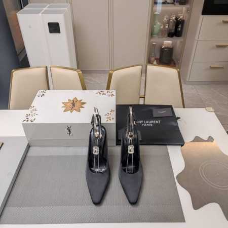 SAINT LAURENT ” SYL圣罗兰 顶级版本25SS众明星网红追捧的圆柱体细高跟，玻璃宝石小方头后空环踝高跟拖鞋。SYL 2025官方VIP 贵宾版金 - 点击图像关闭