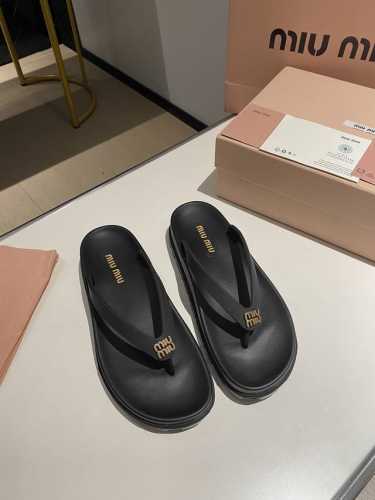 出厂220原版一比一复刻 Miumiu夏季新款，全球最火夹趾凉鞋， 出现在各大时装杂志封面 、小红书博主都在推荐、闭眼入都是不会后悔Zp开发鞋型、细节到位 码数