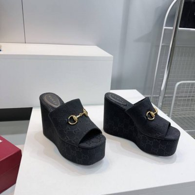 高品质出厂 ！顶级品质 Gucci古琦家25春季新款经典老花布五金扣防水台坡跟拖鞋！ 防水台恨天高趾露凉鞋系列奢侈的品牌持加，具有超辨高识度 此系列演绎全新时尚
