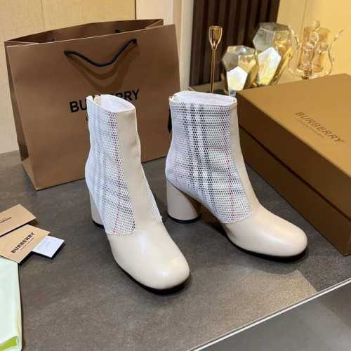 短靴马术灵感及踝靴，精选材质，搭配品牌 House 格纹裁片。 内衬：100%羊皮 靴底：橡胶， 靴跟高：7cm 靴筒高：10.5cm 靴口围：2 cm 码数3