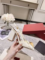 顶级版本 华伦天奴 春夏新款女士5色单鞋 独特的 金字塔 大铆钉五金衬托出满满的高级感，新一季不负期待！ 值得入手★柒皮绝对的上档次原版做法 绝对感性优雅风格