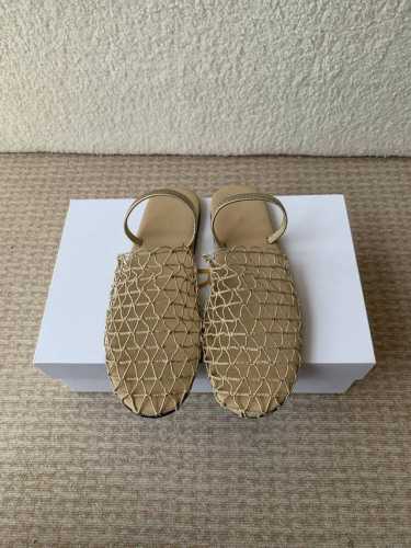 the Row 春夏必入单品 镂空网 凉鞋 脚感是在太舒服了 自留款推荐 简单的风格却自带高级气场的拖鞋 绝对是今年必入款 鞋面定制原版镂空网 垫脚羊皮 原版真