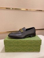 工厂价: G家 顶级代购 古奇 炸街男神皮鞋新品来袭 专柜同步发售原厂配置，意大利进口原版牛皮面料，全进口水染牛皮里垫，鞋底：原厂特供原版底超级舒适，原厂跟单货