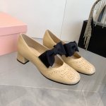 出厂价 顶级品质miumiu缪缪25春夏走秀新款new arrival～粗跟圆头玛丽珍蝴蝶结松紧带单鞋！复古冲孔雕花细节质感满满～复古时髦～配个彩色袜子超好看～