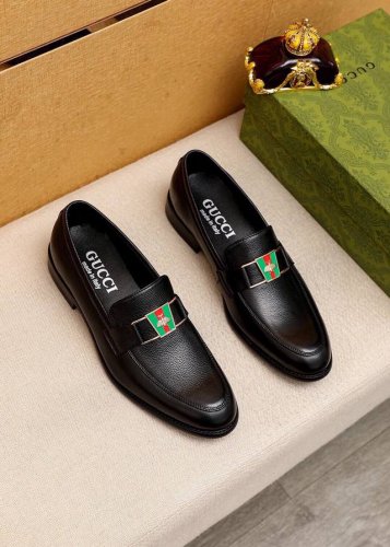 商品商标：Gucci 古驰 休闲商务皮鞋 正码码数: 39-44 38.45.46订制 商品材料：精选 进口头层小牛皮鞋面+奢华五金扣，进口羊皮内里。强烈立体视