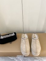 UGG最新秋冬新款女士休闲舒适厚底时尚拖鞋 材质采用进口皮毛一体 原版防滑橡胶大底！上脚舒适保暖 .款式时髦百搭潮人冬季必备款 颜色：黑色、栗色、芥菜籽、咸菜绿