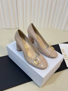 出厂 D*Ior迪*奥 跳舞的精灵 Dior新品玛丽珍珍珠跟系列凉鞋，可爱的圆型鞋头设计.可为各式造型增添优雅气质！ 有多好看我就不说了 原版购入 原版开模、不