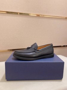 高端版本 Dior迪奥 新款系列著名演员网红身穿超火设计了多款以法国艺术家妮基 圣法尔 Niki De Saint Phalle 的雕塑作品为圆环圆，材料 面料