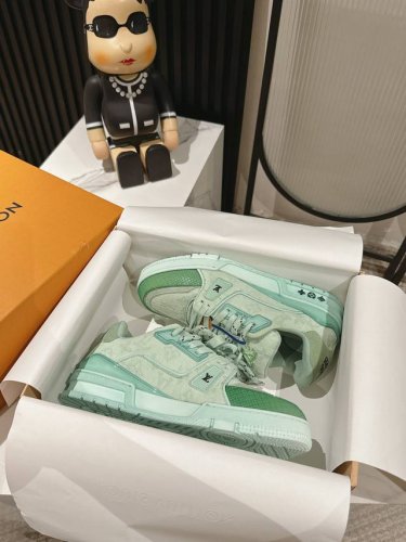 工厂实价 。工艺流程 实拍看得见的水洗 印花 全是重工艺 L*Skate 运动鞋，本款 L.V Skate 创新工艺 Monogram 丹宁布和科技网格面料，搭