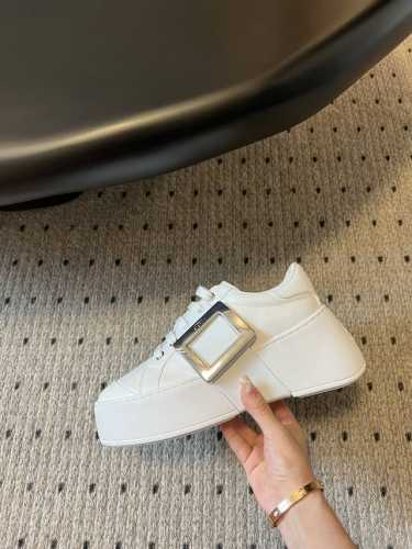Roger Vivie* 增高小白鞋 8cm 钻扣和金属扣的高跟小白鞋同步专柜 这样看还是挺养眼的 金属扣简洁 钻扣精美很有 RV的特点 增高8cm但是保留了小