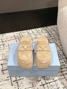 Prada普拉达 25 新款一脚蹬厚底勃肯包头半拖这款牛筋底上脚非常舒适，今年非常爆，穿上 增高 休闲两不误，清爽的表现足以表达对鞋子的个个细节的把控！小个子的
