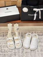 袜子40Chane* 新款小香双C魔术贴叠羊剪绒平底保暖凉鞋单鞋 顶级原单版精选质感细腻的油蜡牛皮材质，匠心演绎备受喜爱的凉鞋。魔术贴对称剪裁且可调节，舒适贴合