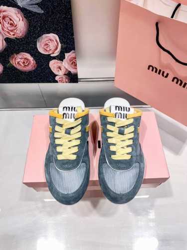 出厂： Miumiu2025春夏新款德训半拖火火来袭上脚舒适度拉满 好看好穿又轻便 随意搭配 筒约又高级，大胆前卫的设计，Miu Miu风格融于此款厚底帆布运动