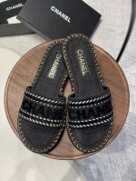 25Fw春夏新款Chane*小香链条圈边双C字母扣凉拖鞋 链条木底系列 香家标志性的穿皮链条设计应用在垫脚圈边，配上经典菱格元素覆盖鞋面 垫脚！格外精致又文艺，