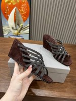 BrunelloCucinelli 。时尚坡跟上新款了。面料：进口羊绒。内里羊皮，纯铜珠链，上脚美观大方，百分百原版开发。原版包装，跟高6公分码数35 －42。