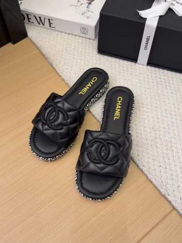 小香Chanel早春新款双C刺绣平底一字拖鞋 原版开模1:1倾力打造，小红书力推款，怎么搭配都好看，时髦精必备，香奈儿女士钟爱简约又难以抗拒系 鞋面：羊皮 内里