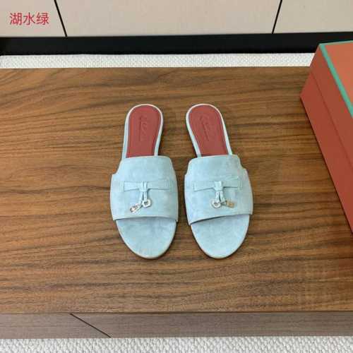 Loro piana 代购级平底拖鞋。这款绒面拖鞋搭配饰有Loro Piana My Charms 吊坠的饰带，并饰以同色缝线。精致柔美，适合搭配都市和度假装束