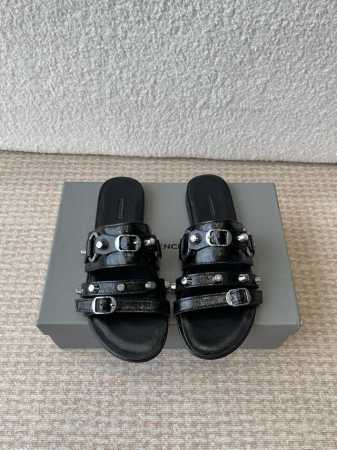 balenciaga 巴黎世家 25Ss 新款金属铆钉凉拖鞋系列！ 这双Cagole拖鞋鞋型是淑女拖鞋上面的铆钉又超级朋克街头简直太别致了 Ins爆款 原版购入 - 点击图像关闭