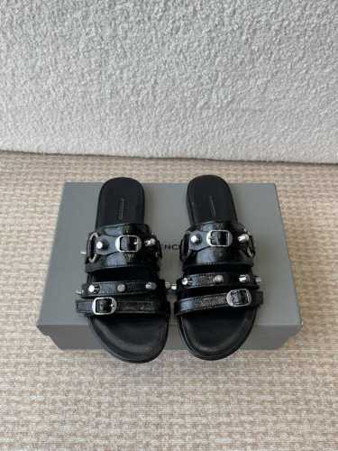 balenciaga 巴黎世家 25Ss 新款金属铆钉凉拖鞋系列！ 这双Cagole拖鞋鞋型是淑女拖鞋上面的铆钉又超级朋克街头简直太别致了 Ins爆款 原版购入